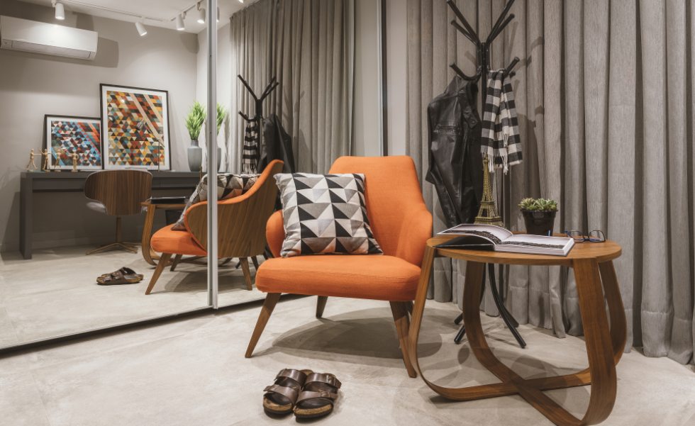 Foto de capa: o tom de cinza das paredes permitiu que os outros elementos se destacassem com cores mais vibrantes | Projeto: Altera Arquitetura | Foto: JP Image