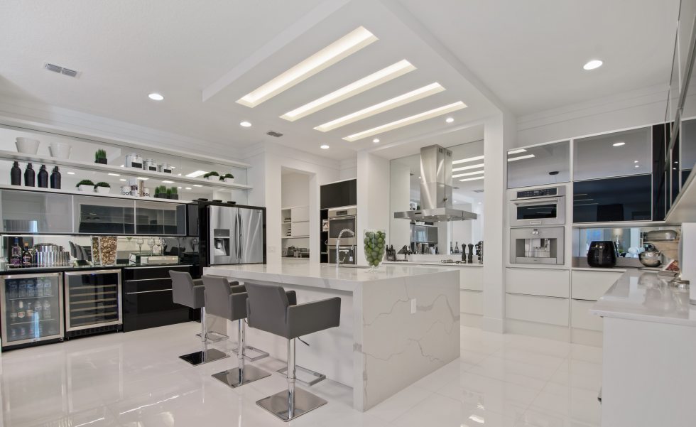 A fachada ganhou pavers para a entrada dos carros e limestone na entrada principal, com paisagismo composto por plantas baixas e volumosas.