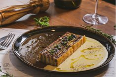 Lasanha de vitelo e mozzarela de búfala com molho roty, fonduta de pecorino e tartufo de tritato.