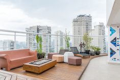 No deck da cobertura, a arquiteta Isabella Nalon previu a execução de uma caixa de madeira para acoplar a estrutura metálica da lareira ecológica. Seja durante o dia, ou mesmo à noite, os moradores podem se deleitar ao calor e vivacidade das chamas | Foto Julia Herman