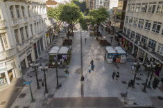 Primeiro trecho de Curitiba pavimentado em asfalto foi a Rua XV de Novembro, entre a Rua Ébano Pereira e a Alameda Dr. Muricy, onde hoje é uma via de pedestres. Foto Isabella Mayer/SECOM.