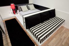 Cama inspirada em um ninho e que virá sofá depois da divisória é perfeito para o filho da proprietária praticar o hobby de tocar violão e guitarra.