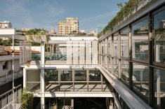 Passarelas conectam os diferentes ambientes do edifício e transformam a circulação em parte da experiência de trabalho.