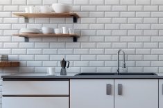 O envelopamento reproduz o efeito decorativo dos azulejos, embora sem o relevo característico da cerâmica