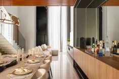 O revestimento amadeirado delimita a sala e cria um ambiente mais íntimo 