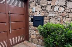 A porta externa recebe a encomenda e a retirada é feita apenas pelo lado interno da residência.