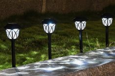 Com o tempo, a bateria perde capacidade de carga e muitos modelos passam a iluminar por menos tempo ou deixam de funcionar.