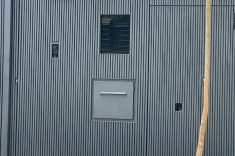 O Cubo Duo pode ser instalado em diferentes tipos de muros e fachadas, acompanhando a linguagem do projeto.