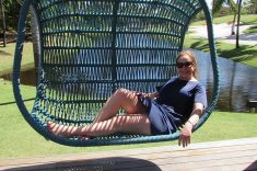 A empresária Sonia Elias no balanço Kauai da Tidelli