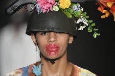 No desfile Guerra e Paz, o brinco traz o pássaro aparentemente solto, mas que continua preso