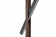 Luminária Equinócio, do Fabricio Roncca, disponível na Saccaro Curitiba - Equinócio é Momento em que o Sol, em seu movimento anual aparente, corta o equador celeste, fazendo com que o dia e a noite tenham igual duração. A ideia de criar uma peça inovadora, onde o usuário possa modular e interagir com ela, o pêndulo cria um balanço inusitado onde contém a iluminação direcionada.