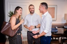  A arquiteta Samara Barbosa com o gerente de contas da Saccaro Curitiba Rogerio Maia e arquiteto Rafael Cavalin