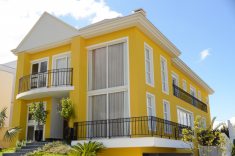 Para um contraponto em relação as demais varandas, esta se curva para oferecer um abrigo à entrada e reforçar o caráter quase monumental ao acesso da casa.