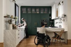 A cozinha é organizada em torno de caminhos de circulação alargados e superfícies de trabalho de dupla altura adaptadas para ambos os ocupantes.