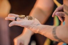 Bebedora de sucos com seu canudinho nos anéis de resina de Stefano Leggieri