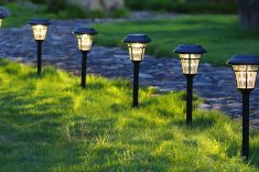 A bateria alimenta o LED à noite. Quanto maior a carga acumulada, maior tende a ser a autonomia.