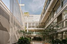 Com apenas dois andares, o edifício privilegia a escala humana e a conexão visual entre os diferentes ambientes.