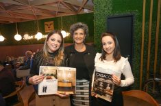  A arquiteta Bruna Souza, com a diretora da CASACOR Paraná, Marina Nessi e a designer Emanuella Leite.