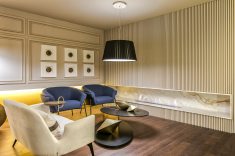 O MDF Sudati das paredes cria a base neutra que destaca as poltronas azuis da Saccaro Curitiba neste home theater, assinado pela arquiteta Samara Barbosa. Crédito: Marcelo Stammer.