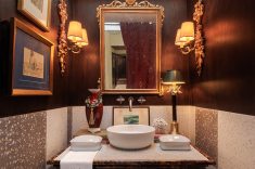 Toilette, de Carlos Reichmann - O ambiente mostra uma das mudanças mais interessantes do morar contemporâneo: até os espaços mais técnicos da casa passaram a contar histórias. Foto Vinicius Moscato.