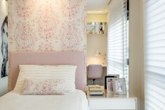 Sobre a cabeceira da suíte máster, spots em led com facho direcionado, da Grey House (foto acima à esquerda), com gravuras do artista Wakabayashi que representam as estações do ano. No quarto da menina, fitas de LED proporcionam uma iluminação indireta e suave. A cabeceira e o papel de parede compostos por tecidos em tons rosa, destacam os espelhos nas laterais.