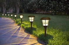 A autonomia anunciada depende de sol pleno. Dias nublados e sombra reduzem o tempo de iluminação.