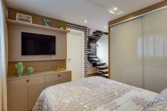 Painel de TV ripado de madeira e papel de parede geométrico