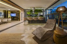 O suede e as peles ecológicas em tons sóbrios são a base da decoração do inverno; o verde das plantas é o contraste para um espaço mais alegre e aquecido, como neste ambiente do Le Reve, da A.Yoshii. | Foto: Divulgação 