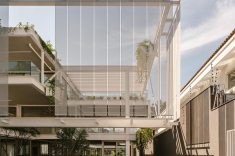 Já na chegada, uma passarela elevada conecta os espaços e antecipa a circulação aberta proposta pelo projeto.