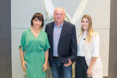 ? A galerista Zilda Fraletti ao lado do empresário Fernando Kersting e da arquiteta Talita Nogueira.