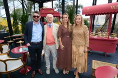 O Cônsul da Inglaterra no Paraná, Adam Patterson, o representante da família Gomm, Henrique Gomm, Aline e Sônia Perussolo.