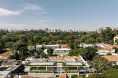 A poucos minutos do Parque Ibirapuera, o edifício incorpora a proximidade com a maior área verde de São Paulo à rotina de trabalho.