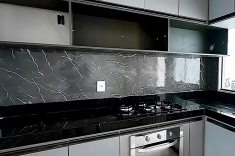 A técnica é usada para aplicar o revestimento vinílico que simula granito sobre a parede da cozinha