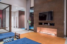 Lareira ecológica no living em projeto assinado por Isabella Nalon e décor de Sula Miranda | Foto: Julia Herman