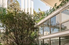 Pequenos jardins com bancos oferecem locais para reuniões informais, pausas ou momentos de descanso durante o expediente.
